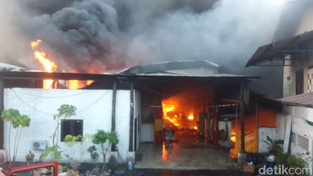 Kebakaran hebat melanda pabrik sepatu CV Surya Mega Yosaka di Dusun Janti, Desa Jatilangkung, Pungging, Mojokerto. Sedikitnya 6 truk pemadam kebakaran (PMK) diterjunkan ke lokasi untuk menjinakkan api.
