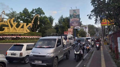 Padatnya arus lalu lintas di kawasan Garuda Wisnu Kencana (GWK) menuju Uluwatu, Pecatu, Kuta Selatan, Badung, Bali, beberapa waktu lalu. (Foto: Agus Eka/detikBali)