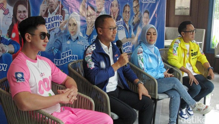 Sekjen PAN Eddy Soeparno, Ketua DPW DKI PAN Eko Hendro, Ketua DPW PAN Zita Anjani dan Caleg PAN Verrel Bramastha menyampaikan konferensi pers di Senopati, Jakarta Selatan, Sabtu (26/8/2023). Partai Amanat Nasional (PAN) akan menggelar puncak perayaan HUT ke-25 tahun pada 28-29 Agustus 2023.