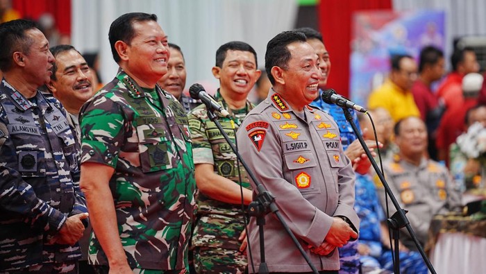 Panglima TNI Laksamana Yudo Margono dan Kapolri Jenderal Listyo Sigit Prabowo hadiri bakti kesehatan dan bakti sosial Altar 89 di Tasikmalaya