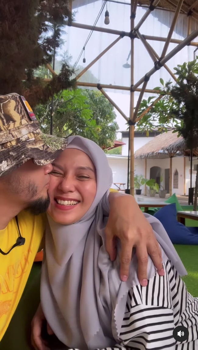 Ustaz Guntur Bumi dan Puput Melati resmi bercerai pada 2014 karena masalah rumah tangga. Tak lama setelah itu keduanya memutuskan untuk rujuk dan kini kerap memamerkan kemesraan di Instagram.  Foto: Instagram