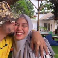 Ustaz Guntur Bumi dan Puput Melati resmi bercerai pada 2014 karena masalah rumah tangga. Tak lama setelah itu keduanya memutuskan untuk rujuk dan kini kerap memamerkan kemesraan di Instagram.  Foto: Instagram