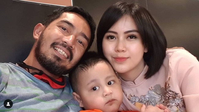 Yama Carlos dan istrinya Arfita Dwi Putri sudah dua kali menggugat cerai satu sama lain sejak menikah. Tahun ini, Arfita kembali menggugat cerai sang suami hingga Yama tak bisa bertemu dengan anaknya. Foto: Instagram