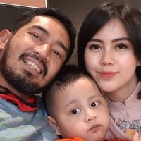 Yama Carlos dan istrinya Arfita Dwi Putri sudah dua kali menggugat cerai satu sama lain sejak menikah. Tahun ini, Arfita kembali menggugat cerai sang suami hingga Yama tak bisa bertemu dengan anaknya. Foto: Instagram