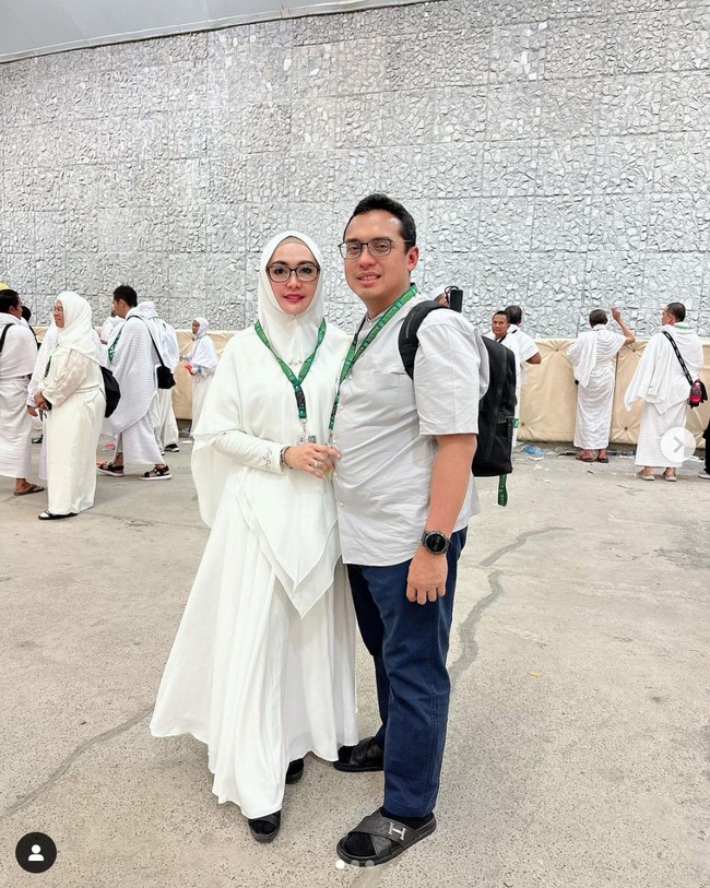 Eddies Adellia bercerai dari Ferry Setiawan pada 2016 ketika sang suami terlibat masalah dugaan penipuan. Pasangan itu memilih rujuk pada 2020 dan menggelar pesta pernikahan yang sederhana.  Foto: Instagram