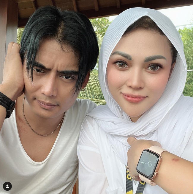 Vokalis Setia Band, Charly Van Houten dua kali digugat cerai oleh istrinya Regina Irawan. Namun pasangan itu rujuk kembali karena sang istri mengaku masih cinta.Foto: Instagram