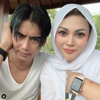 Vokalis Setia Band, Charly Van Houten dua kali digugat cerai oleh istrinya Regina Irawan. Namun pasangan itu rujuk kembali karena sang istri mengaku masih cinta.Foto: Instagram