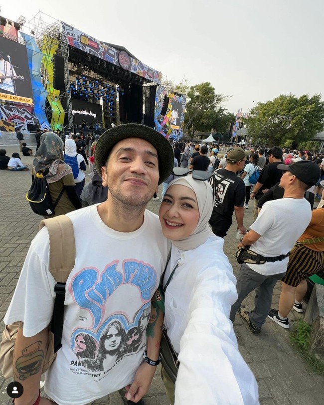 Rumah tangga Gary Iskak dan Richa Novisha mengalami keretakan setelah menikah pada 2009. Meskipun sempat bercerai, Gary dan Richa sepakat untuk memperbaiki hubungan mereka dan kini pasangan artis itu memutuskan hijrah.Foto: Instagram