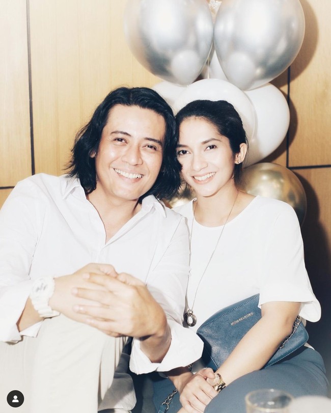 Pasangan artis Teuku Ryan dan Vira Yuniar menikah pada 2004. Namun lima tahun setelahnya, Vira Yuniar menggugat cerai sang suami karena alasan finansial keluarga. Keduanya memutuskan untuk berdamai dan tinggal bersama sejak 2011. Foto: Instagram