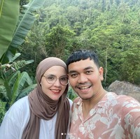 Terbaru ada Indra Bekti dan Aldila Jelita yang memilih rujuk dan menikah lagi setelah bercerai pada April 2023. Pada Jumat (25/8/2023), keduanya melangsungkan acara pernikahan tertutup di Jakarta.Foto: Instagram