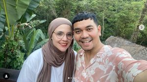 8 Foto Pasangan Artis Rujuk Setelah Cerai, Terbaru Indra Bekti Menikah Lagi