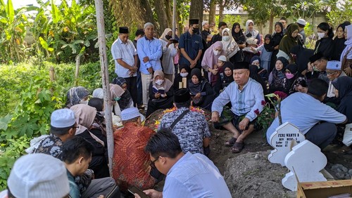 Suasana penuh duka mengiringi prosesi pemakaman Wahyu Dian Silviani (34) di Lingkungan Pejeruk Sejahtera, Kelurahan Pejeruk, Kecamatan Ampenan.