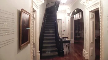 Ada sesuatu yang berdiri di tangga. Kehilatan nggak Foto: Reddit