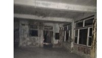 Ada sosok yang terekam di dekat pintu. (Foto: Reddit)