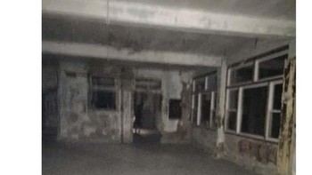 Ada sosok yang terekam di dekat pintu. (Foto: Reddit)