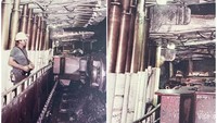 Ada yang mengintip di foto jadul tambang tua. (Foto: Reddit)