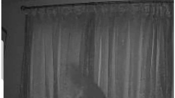 Sesosok hantu keluar di malam hari. Foto: Reddit