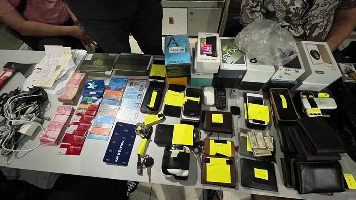 Barang bukti penangkapan 8 penipu via telepon di Jambi