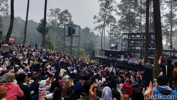 Penonton Memadati Event Forestra 2023 di Hutan Pinus Lembang.