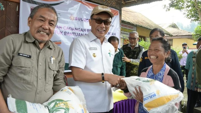 Penyaluran bantuan sosial beras di Sulbar.