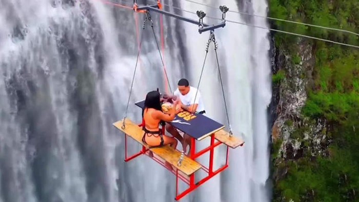 Piknik di air terjun