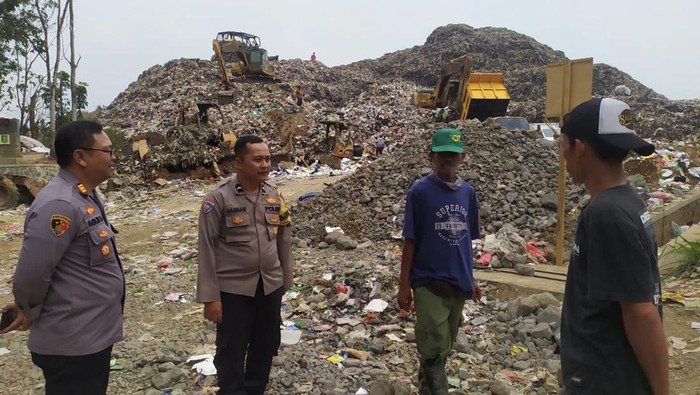 Polisi saat mendatangai TPA Cikundul