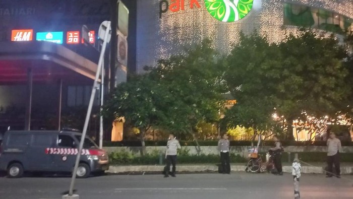 Polisi siaga di kawasan Sawangan, Depok, mengantisipasi balap liar yang dikeluhkan warga dalam program Jumat Curhat