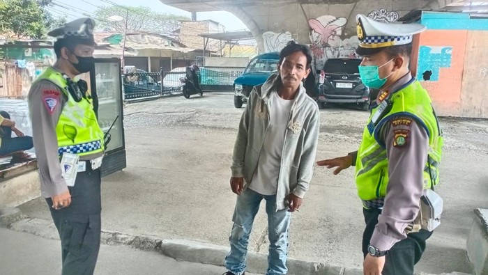 Polres Metro Depok menindaklanjuti keluhan warga soal keberadaan Pak Ogah di kolong flyover Jalan Arif Rahman Hakim dengan mengerahkan personel. (dok Polres Depok)