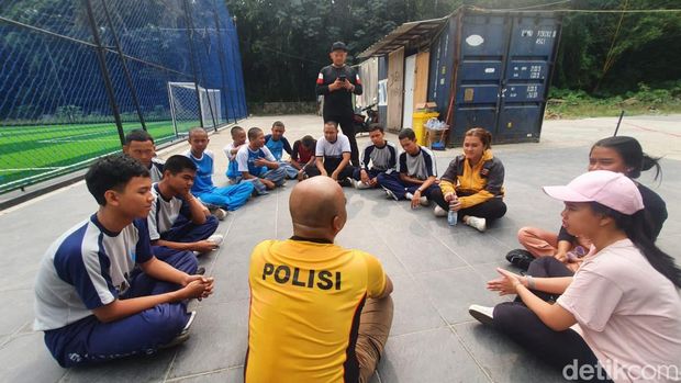Polresta Bogor Kota menggelar program SKCK Goes to School. Sabtu (26/8/2023), ada 15 pelajar dari 3 SMK yang mengikuti program yang digagas Kapolresta Bogor Kota Kombes Bismo Teguh Prakoso ini.