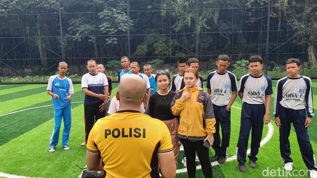 Polresta Bogor Kota menggelar program SKCK Goes to School. Sabtu (26/8/2023), ada 15 pelajar dari 3 SMK yang mengikuti program yang digagas Kapolresta Bogor Kota Kombes Bismo Teguh Prakoso ini.