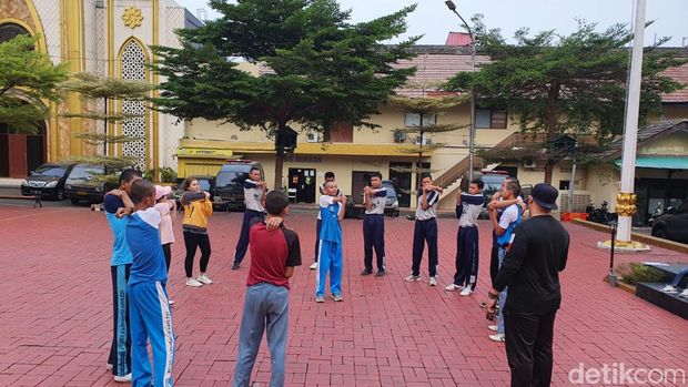 Polresta Bogor Kota menggelar program SKCK Goes to School. Sabtu (26/8/2023), ada 15 pelajar dari 3 SMK yang mengikuti program yang digagas Kapolresta Bogor Kota Kombes Bismo Teguh Prakoso ini.