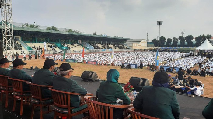 Potret PKKMB UNJ 2023 yang Kembali Jadi Trending Topic Sebanyak 5.496 mahasiswa baru Universitas Negeri Jakarta mengikuti acara penutupan PKKMB. PKKMB tahun ini kembali menjadi trending topic Twitter Indonesia.