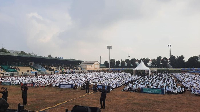 Potret PKKMB UNJ 2023 yang Kembali Jadi Trending Topic Sebanyak 5.496 mahasiswa baru Universitas Negeri Jakarta mengikuti acara penutupan PKKMB. PKKMB tahun ini kembali menjadi trending topic Twitter Indonesia.