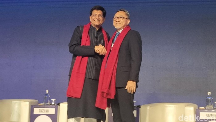 Potret Zulhas Duduk Bareng Menteri G20 di B20 Summit India 2023 New Delhi - Dalam rangkaian kunjungan kerjanya ke India, Menteri Perdagangan RI Zulkifli Hasan mengikuti B20 Summit 2023. Ia menghadiri B20 Special Plenary Session bersama menteri negara-negara G20.