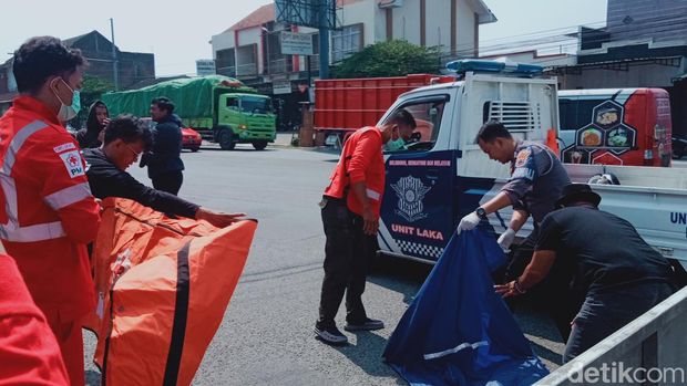 Proses evakuasi pemotor korban kecelakaan di Jalan Jogja-Solo, Karang, Klaten, Sabtu (26/8/2023).