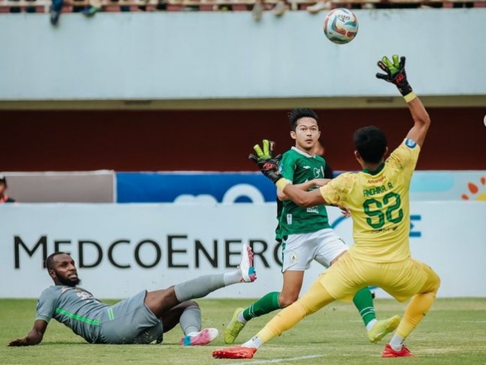 Persebaya Surabaya harus puas berbagi poin dengan PSS Sleman pada laga pekan kesepuluh Liga 1 2023/2023, Sabtu (26/8). Pertandingan di Stadion Maguwoharjo berakhir tanpa gol.