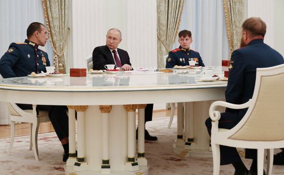 Putin memerintahkan pejuang Wagner untuk menandatangani sumpah setia. (Sputnik/Mikhail Klimentyev/Kremlin via REUTERS)