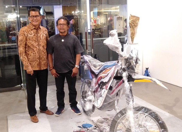 Putu Bonus lukis motor listrik