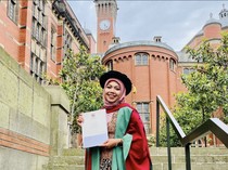 Dulu Wisuda S1 Naik Becak, Kini Raeni Naik Podium Saat Raih Gelar S3 di Inggris