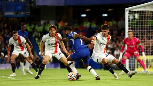 Soccer Football - Premier League - Chelsea v Luton Town - Stamford Bridge, London, Britain - August 25, 2023 Chelseas Raheem Sterling in action with Luton Towns Ryan Giles and Tom Lockyer Action Images via Reuters/Andrew Boyers EDITORIAL USE ONLY. No use with unauthorized audio, video, data, fixture lists, club/league logos or live services. Online in-match use limited to 75 images, no video emulation. No use in betting, games or single club /league/player publications.  Please contact your account representative for further details.