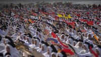 Ribuan pelajar menarikan tarian montro saat pemecahan rekor Musium Rekor Indonesia (MURI) tari montro dengan jumlah penari terbanyak di Pantai Parangkusumo, Bantul, D.I Yogyakarta, Sabtu (26/8/2023). 