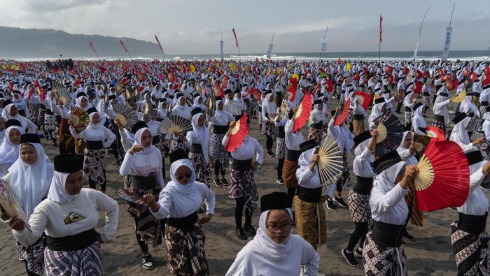 Rekor MURI tari montro dengan jumlah penari terbanyak Ribuan pelajar menarikan tarian montro saat pemecahan rekor Musium Rekor Indonesia (MURI) tari montro dengan jumlah penari terbanyak di Pantai Parangkusumo, Bantul, D.I Yogyakarta, Sabtu (26/8/2023). Tari montro atau tarian selawat yang melibatkan 10 ribu peserta itu meraih rekor MURI dengan jumlah penari terbanyak. ANTARA FOTO/Andreas Fitri Atmoko/tom.