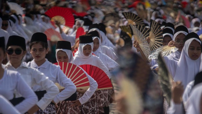 Ribuan pelajar menarikan tarian montro saat pemecahan rekor Musium Rekor Indonesia (MURI) tari montro dengan jumlah penari terbanyak di Pantai Parangkusumo, Bantul, D.I Yogyakarta, Sabtu (26/8/2023). Tari montro atau tarian selawat yang melibatkan 10 ribu peserta itu meraih rekor MURI dengan jumlah penari terbanyak. ANTARA FOTO/Andreas Fitri Atmoko/tom.