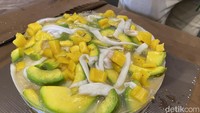 Saat baru disajikan, para peserta tampak tak sabar untuk mencicipinya. Beruntung chef Yongki telah menyiapkan tester yang dapat dicoba peserta. Foto: detikFood/Yenny Mustika Sari