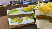 Lapisan antara sponge cake dan potongan buah disusun dengan cantik. Rasanya begitu menyegarkan dan berpadu sempurna setiap layer kuenya. Foto: detikFood/Yenny Mustika Sari