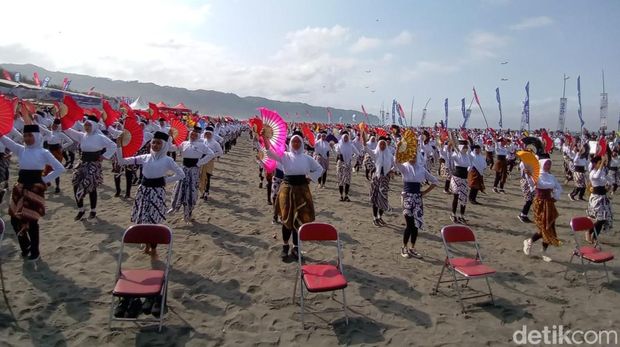 Ribuan siswi SMK se-Kabupaten Bantul menampilkan Tari Montro di Pantai Parangkusumo, Sabtu (26/8/2023).