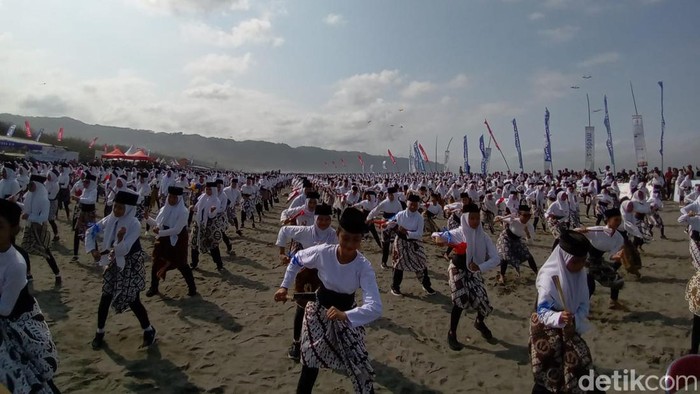Ribuan siswi SMK se-Kabupaten Bantul menampilkan Tari Montro di Pantai Parangkusumo, Sabtu (26/8/2023).