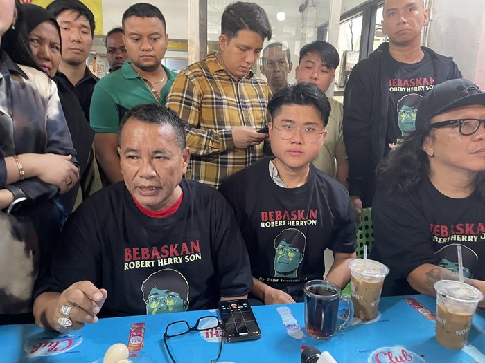 Robert Herison dan Hotman Paris bertemu di Jakarta (Silvia/detikcom)