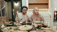 Pasangan artis yang menikah sejak tahun 2019 itu sepertinya suka berlibur ke Bali. Di salah satu restoran, keduanya sangat seru menikmati aneka hidangan tradisional. Foto: instagram @irishbella