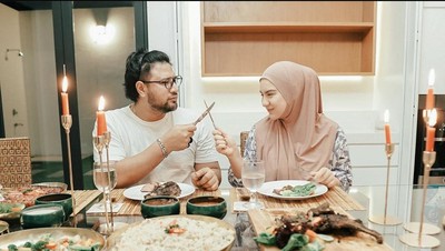 Romantisnya Irish Bella Saat Kulineran Bareng Ammar Zoni